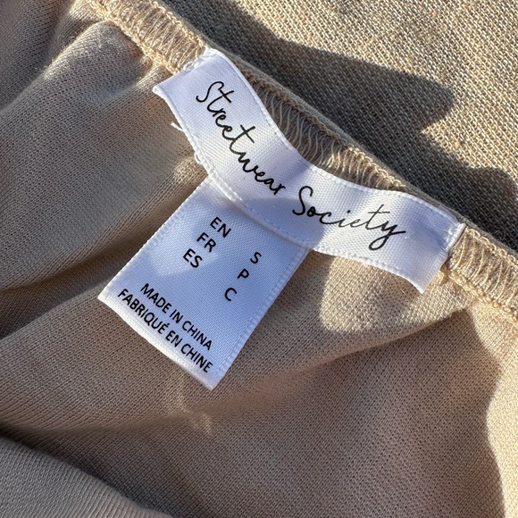 Beige crop top with buttons. Size small. - Picture 3 of 4